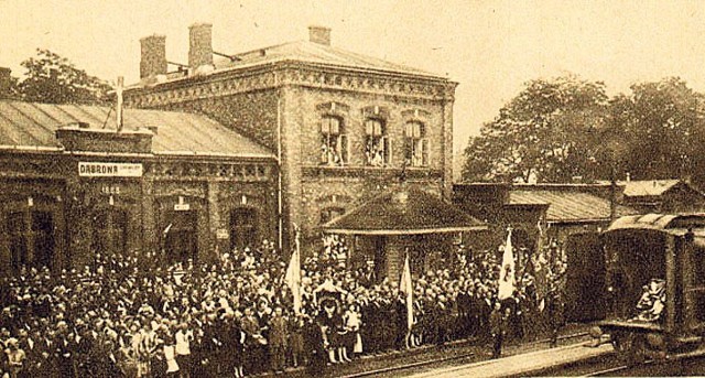 Na początku XX wieku na dąbrowskiej stacji zatrzymał się pociąg z ciałem Juliusza Słowackiego