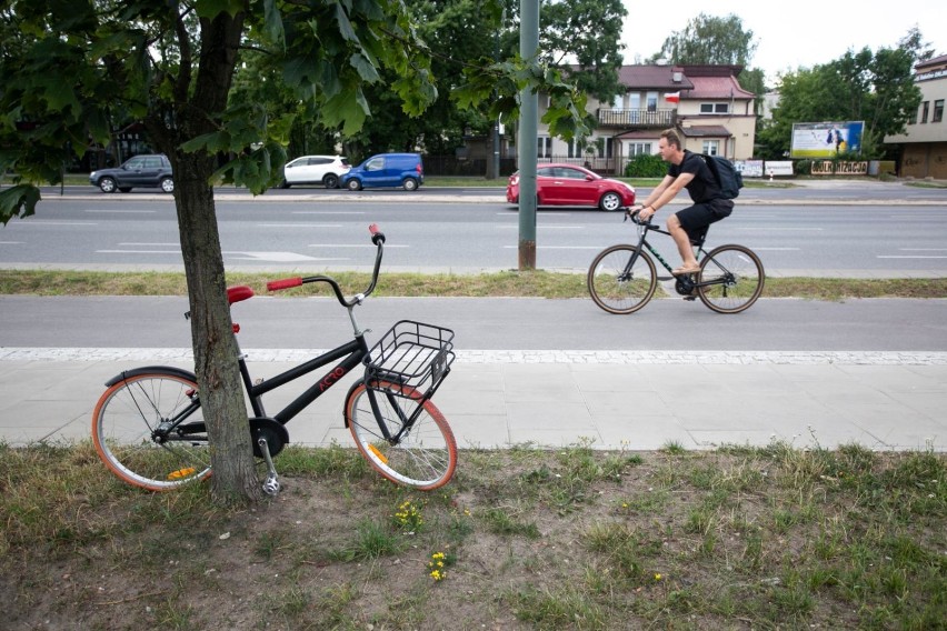 Ścieżka rowerowa na Puławskiej. Blokady utrudniają przejazd....