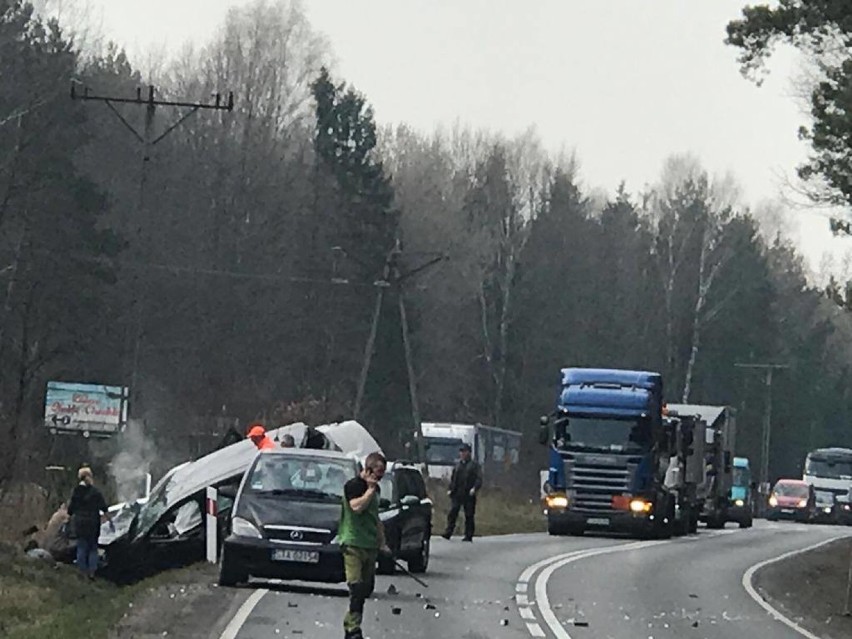 Groźny wypadek pomiędzy Tarnowskimi Górami i Miasteczkiem Śląskim na DW 908. Są ranni, lądował śmigłowiec LPR