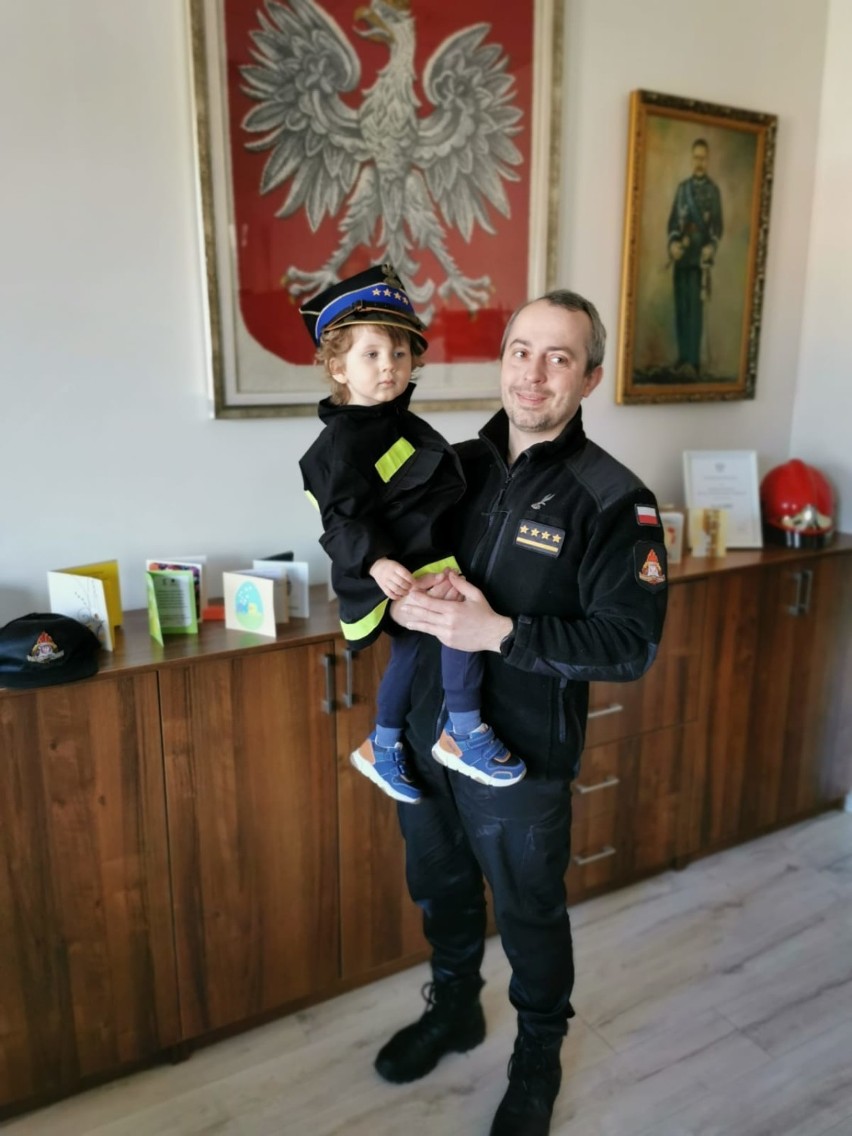 Za biurkiem komendanta PSP w Kartuzach zasiadł Wojtuś - Komendant Junior