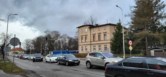 Zwężenie trasy przy ulicy Wolności w Jeleniej Górze do jednego pasa jezdni i utrudniło dojazd do miasta z Cieplic Śląskich -Zdroju.