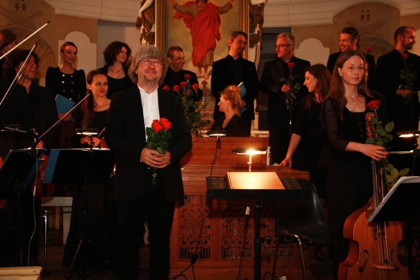 Zdjęcie ilustrujące koncert Orkiestry Barokowej z Chórem Filharmonii Wrocławskiej pod batutą Andrzeja Kosendiaka