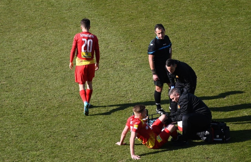 Piłkarz Korony Kielce Marcin Szpakowski trafił do szpitala z podejrzeniem wstrząśnienia mózgu. Dwaj inni gracze mają kontuzje