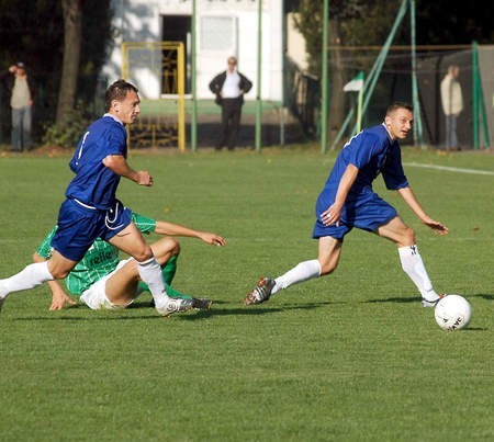 Krzysztof Piskuła (z prawej) zdobył jedną z bramek dla Mieszka. - Fot. Sz. Siewior