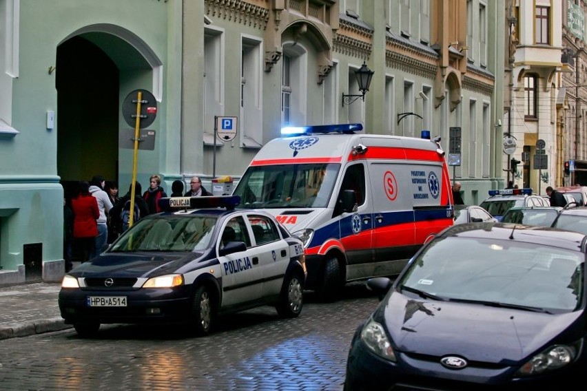 Wrocław: 18-miesięczna dziewczynka wypadła z okna