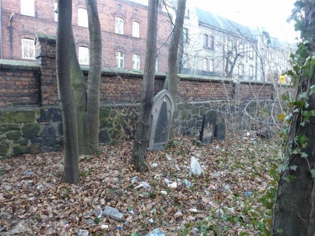 Śmietnisko na cmentarzu żydowskim w Mysłowicach - alarmuje Czytelniczka