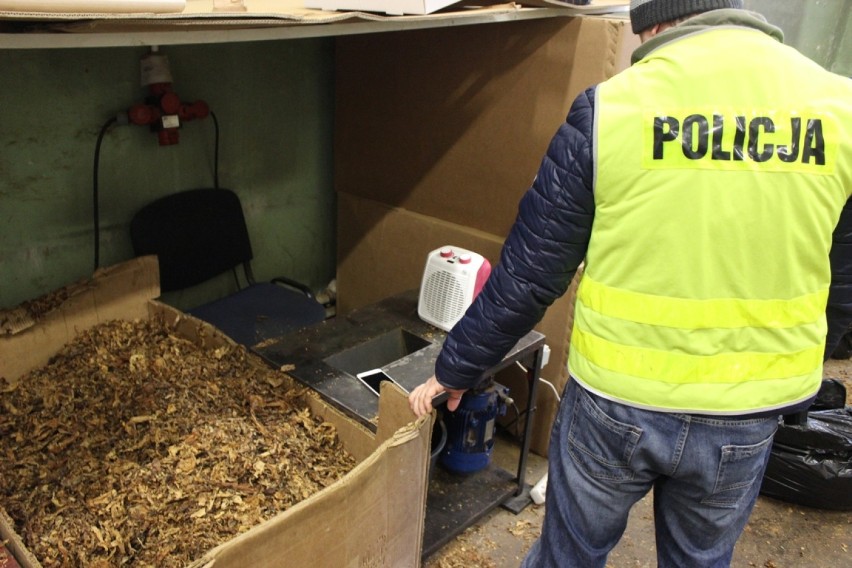 Trzech mężczyzn trzymało w toruńskim magazynie prawie 1,5 tony krajanki tytoniowej [zdjęcia, wideo]