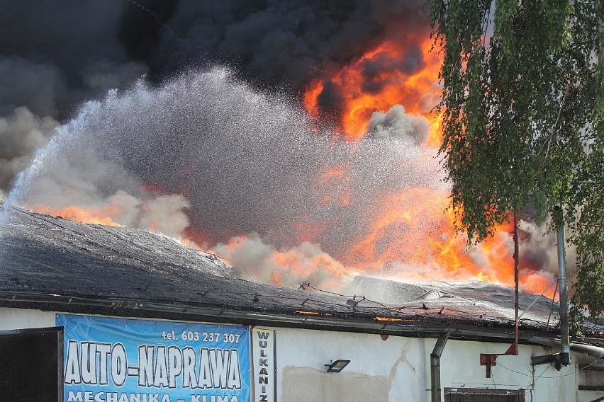 Pożar warsztatu samochodowego przy ulicy Jaworzyńskiej w Legnicy [ZDJĘCIA]