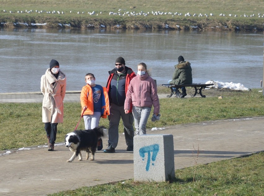 Słoneczna sobota w Opolu. Śnieg stopniał, ludzie wylegali by...