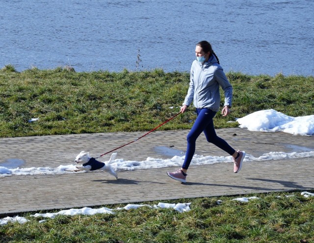 Słoneczna sobota w Opolu. Śnieg stopniał, ludzie wylegali by spacerować i biegać.