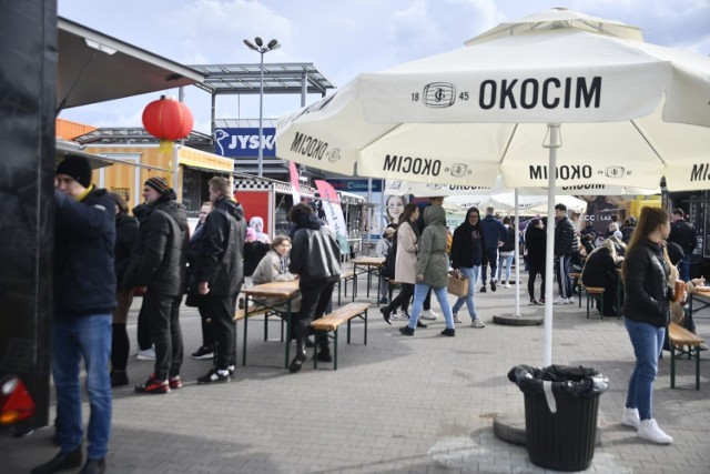 Trwa drugi dzień zlotu food trucków w Radomiu. Tym razem pogoda była nieco lepsza i pojawiło się więcej smakoszy chcących spróbować potraw z różnych stron świata.