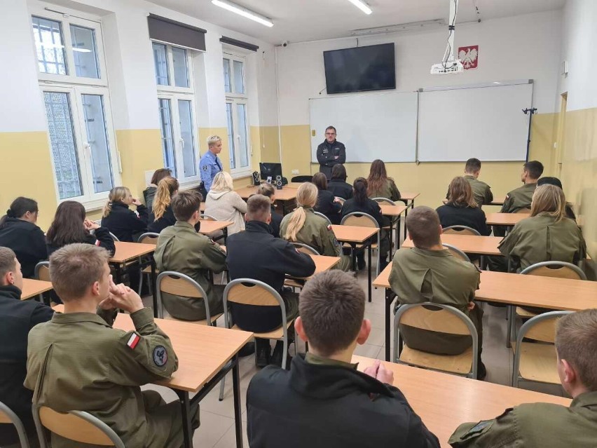 Malbork. Młodzież z klasy wojskowej ZST na wycieczce w Zakładzie Karnym w Sztumie