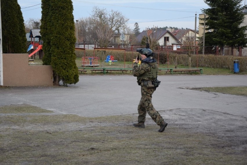 Terytorialsi ćwiczyli w Maszewie Lęborskim. Akcja odbicia szkoły z rąk dywersantów