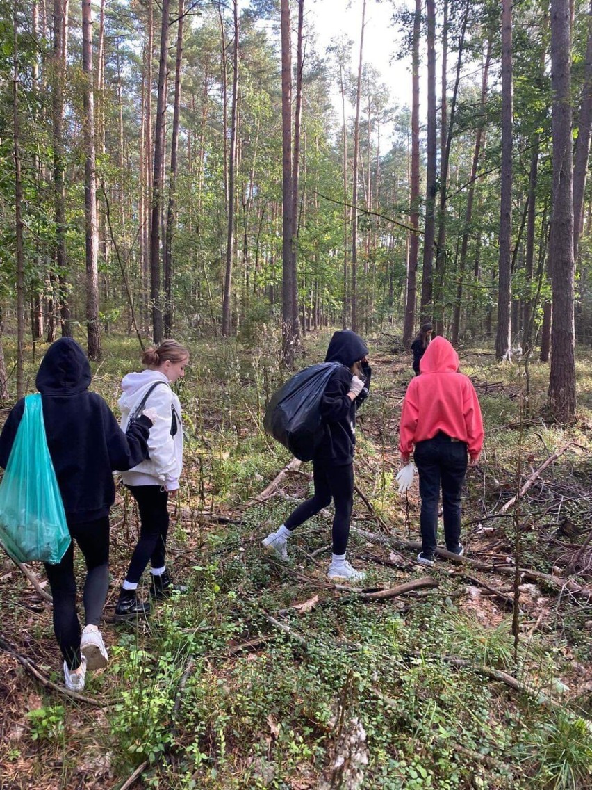 Uczniowie I Liceum Ogólnokształcącego w Radomsku sprzątali las
