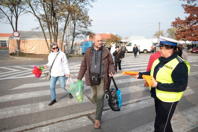 Policja Lubin: Rozdadzą odblaski uczniom, pieszym i rowerzystom