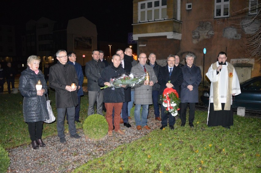 Złożyli kwiaty pod tablicą upamiętniającą Ofiary Katastrofy Smoleńskiej w Lęborku