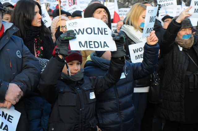 Demonstracja KOD-u w obronie wolności mediów w Krakowie.