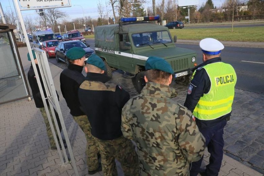 Wariat na lubińskich tablicach omijał korek i rysował...