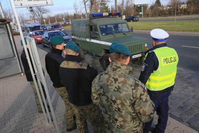 Wariat na lubińskich tablicach omijał korek i rysował samochody