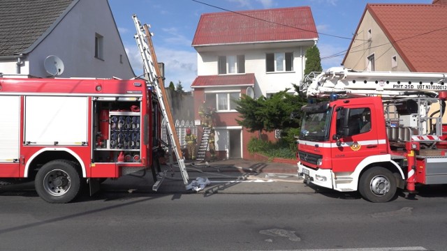 Do bardzo groźnego pożaru doszło w niedzielę (4.07) w Szubinie niedaleko Bydgoszczy.

- Zgłoszenie otrzymaliśmy o godzinie 17.19 - informuje oficer dyżurny Komendy Powiatowej Państwowej Straży Pożarnej w Nakle. - Przy ul. Nakielskiej palił się dom jednorodzinny.

Strażacy ewakuowali ze środka sześć osób. Jak się dowiadujemy, jedna z nich była nieprzytomna, odwieziono ją do szpitala; jej stan nie jest znany.

Nie wiadomo na razie, co było przyczyną pożaru.