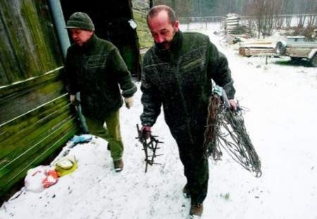 - Codziennie wynosimy z lasów narzędzia zbrodni na zwierzętach - mówią Tadeusz Ćwieluch i Wiesław Nogawka