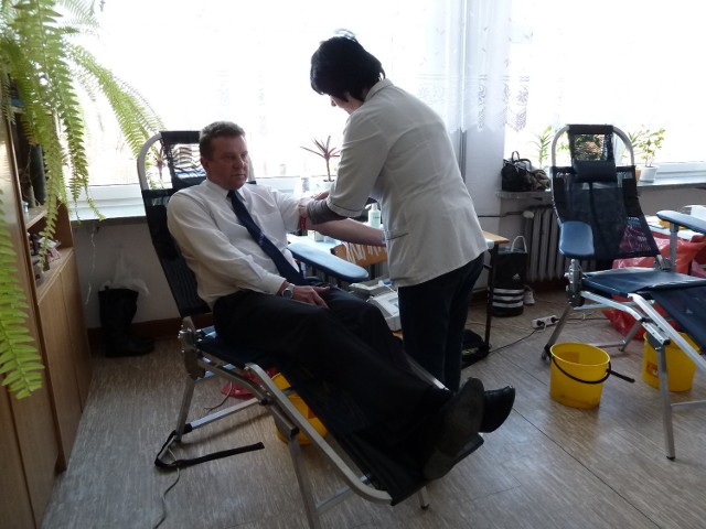 W akcjach oddawania krwi bierze udział wójt gminy, Grzegorz Kapica