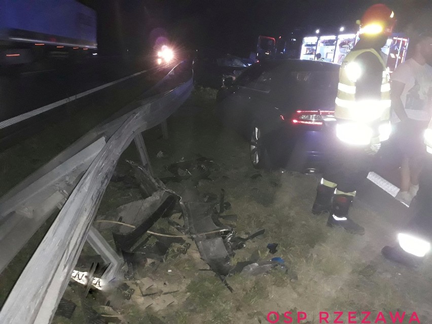 Wypadek na autostradzie A4 w Rzezawie, kierowca bmw uderzył w bariery energochłonne, jedna osoba ranna [ZDJĘCIA]
