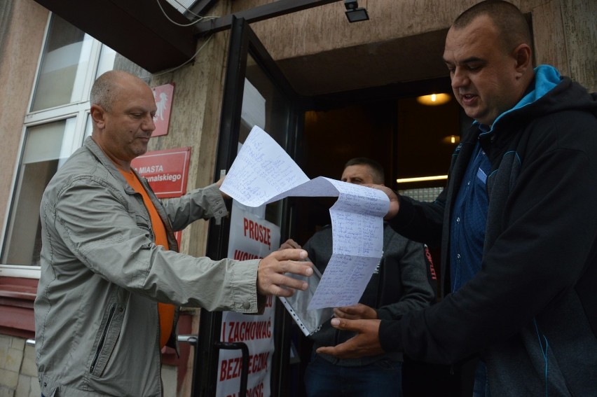 Kupcy złożyli w piotrkowskim magistracie petycję z podpisami...