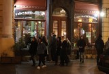 Ulica Piotrkowska w sobotni wieczór. Knajpy i restauracje pełne klientów, na deptaku gwar i ruch