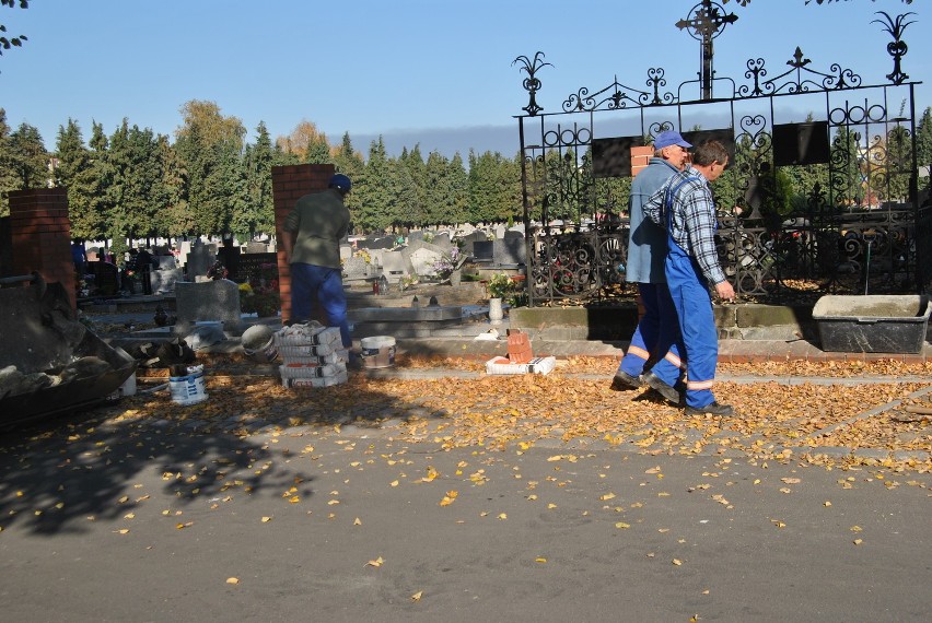 Grodzisk. Naprawiają płot przy cmentarzu FOTO