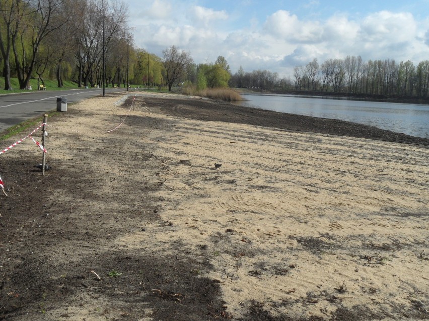 Sosnowiec: postępują prace przy budowie plaży na Stawikach [ZDJĘCIA]