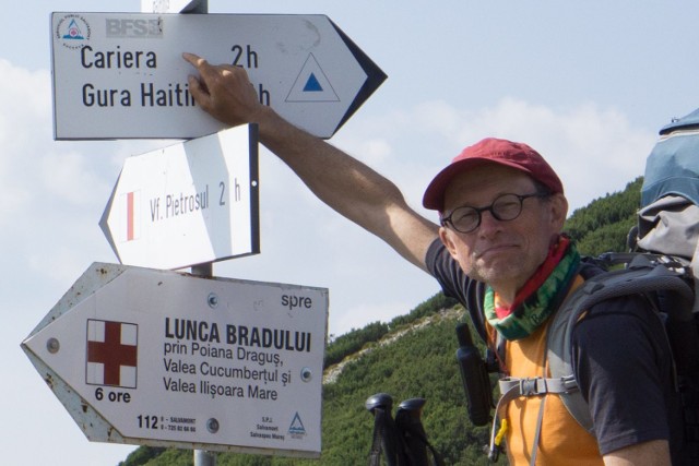 Jedynie dwie godziny od kariery! Na zdjęciu: Dominik Księski, który jednak nie zdecydował się na korektę trasy. Przełęcz Nicovala, Góry Kelimeńskie, Rumunia.