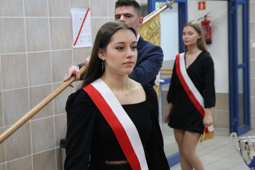 Tegoroczni maturzyści z I LO w Wieluniu odebrali świadectwa i nagrody ZDJĘCIA