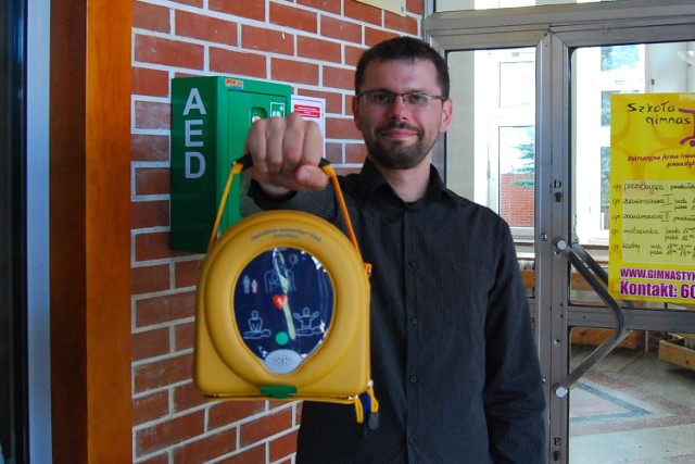 Defibrylator AED służy do ratowania życia podczas zatrzymania funkcji życiowych, utraty przytomności i braku oddechu. Radni przekonują, że to urządzenie bezpieczne, które w razie wypadku będzie proste w obsłudze.