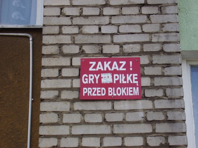 Zakaz gry przed blokiem na osiedlu Tysiąclecia w Radomsku. Fot. Jacek Paszewski