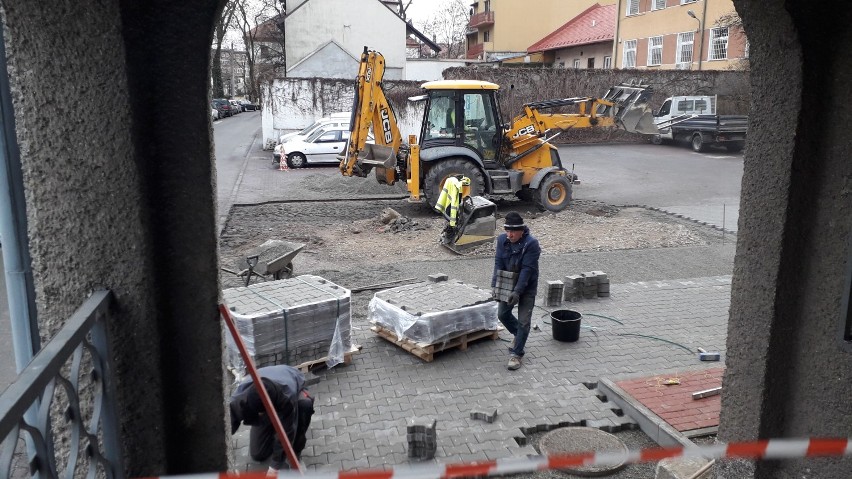 Trwa przebudowa parkingu obok urzędu miasta w Bochni od strony ulicy Rzeźnickiej, dla kogo będą nowe miejsca? [ZDJĘCIA]