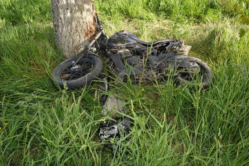 Wypadek w powiecie radziejowskim. 14-letni motocyklista uderzył w drzewo. Do szpitala zabrał go śmigłowiec LPR [zdjęcia]