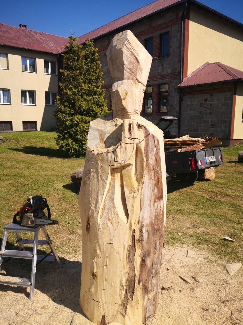 Bajkowy Plener Rzeźbiarski w Żelistrzewie. W tym roku tematem przewodnim są Kajko i Kokosz. Rzeźby powstają koło kościoła | ZDJĘCIA