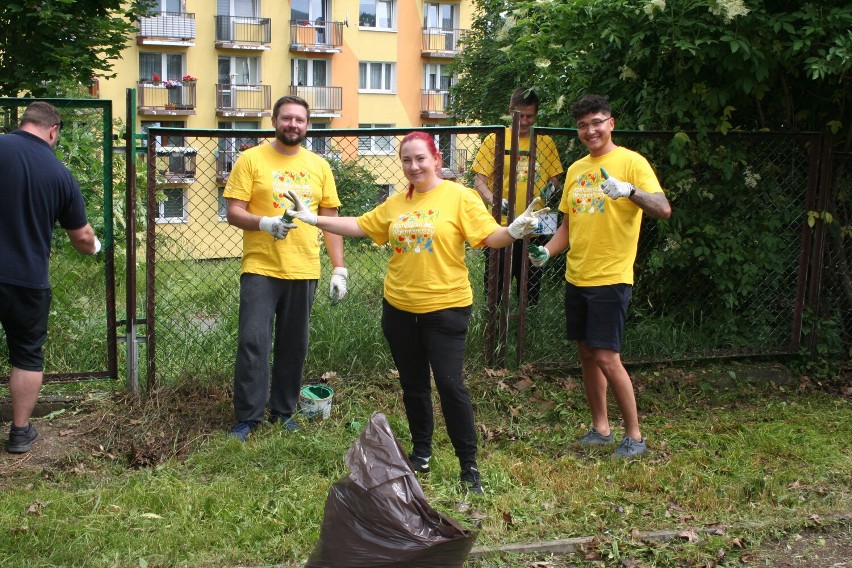 Wolontariusze odnowili plac zabaw przy ul. Dunikowskiego w Wałbrzychu. Zobaczcie zdjęcia!