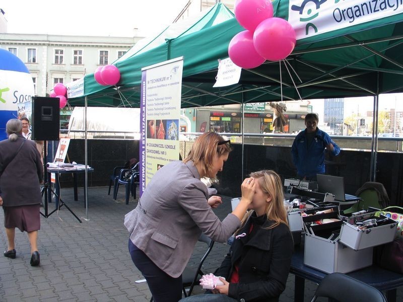 Sosnowiec: Walczą z rakiem piersi w centrum miasta