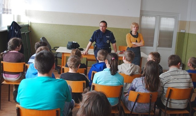 Dzielnicowy sierż. Maciej Kempski oraz asp. Marcin Krasucki spotkali się z dziećmi i młodzieżą w Specjalnym Ośrodku Szkolno Wychowawczym w Radziejowie. Wizyta mundurowych wpisała się w cykl spotkań w ramach akcji &#8222;Bezpieczna droga do szkoły&#8221;.

W trakcie pogadanki policjanci omówili problem zagrożeń na jakie mogą być narażeni uczniowie na drodze. Przekonywali o konieczności noszenia odblasków przez osoby, które nie ukończyły 15 roku życia, a także starszych pieszych i rowerzystów. Dzieci dowiedziały się jak i kiedy należy korzystać z telefonu alarmowego 112 i 997. 

Źródło: KWP Bydgoszcz