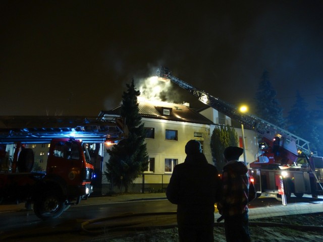 Z przekazanych informacji wynika, że palił się dach domu jednorodzinnego. 

Jak poinformowała KW PSP w Toruniu, nie było poszkodowanych osób.

W akcji ratunkowej brało udział 5 zastępów. straży pożarnej. 

Zobacz koniecznie: Imprezy Sylwestrowe w Toruniu. Tak Toruń witał Nowy Rok 2017
