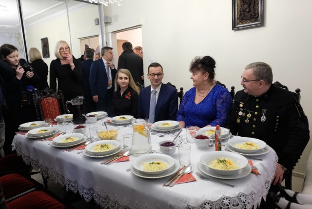 Premier Mateusz Morawiecki zjadł barbórkowy obiad z górniczą rodziną