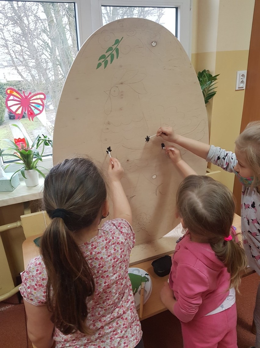 Opalenica. Przed CKiB staną drewniane serca pomalowane ręcznie przez dzieci z przedszkoli w całej gminie!