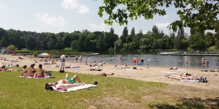 Kąpielisko przy ul. Chopina 27 to duży akwen z plażą o...