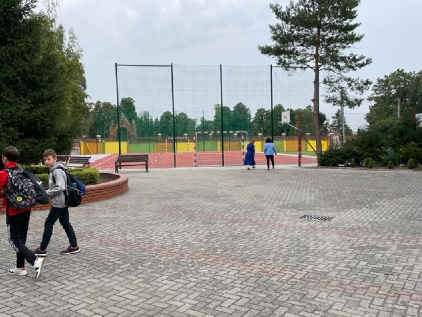 Tak wygląda nowe boisko przy PSP nr 1 w Grodkowie.