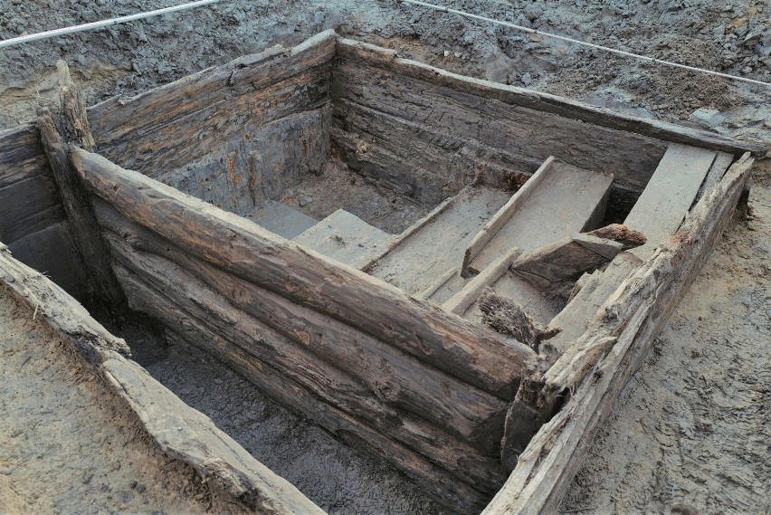 Pozostałości drewnianej mykwy odnalezionej przez archeologów...