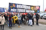 Happening na Rondzie WOŚP w Koninie. Było głośno, radośnie i kolorowo! Uczniowie II Liceum wiedzą, jak rozpocząć wielki finał [FOTO]