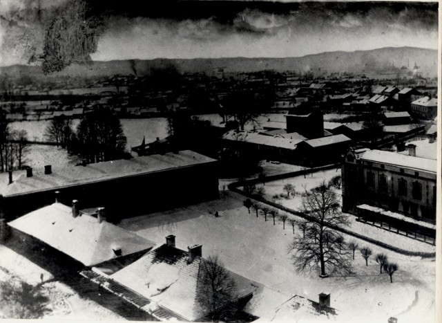 Widok z wieży kościoła farnego na oficyny zamkowe i Stary Zamek, ok. 1880 r. 
Po prawej widoczne skrzydło wschodnie (w formie dwóch połączonych ze sobą oficyn parterowych).