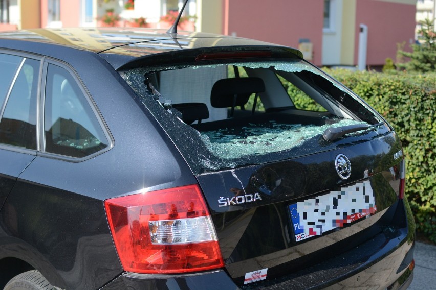 Skuterem uderzył w samochód na osiedlu Lotnisko w Grudziądzu. Jedna osoba w szpitalu [wideo, zdjęcia]